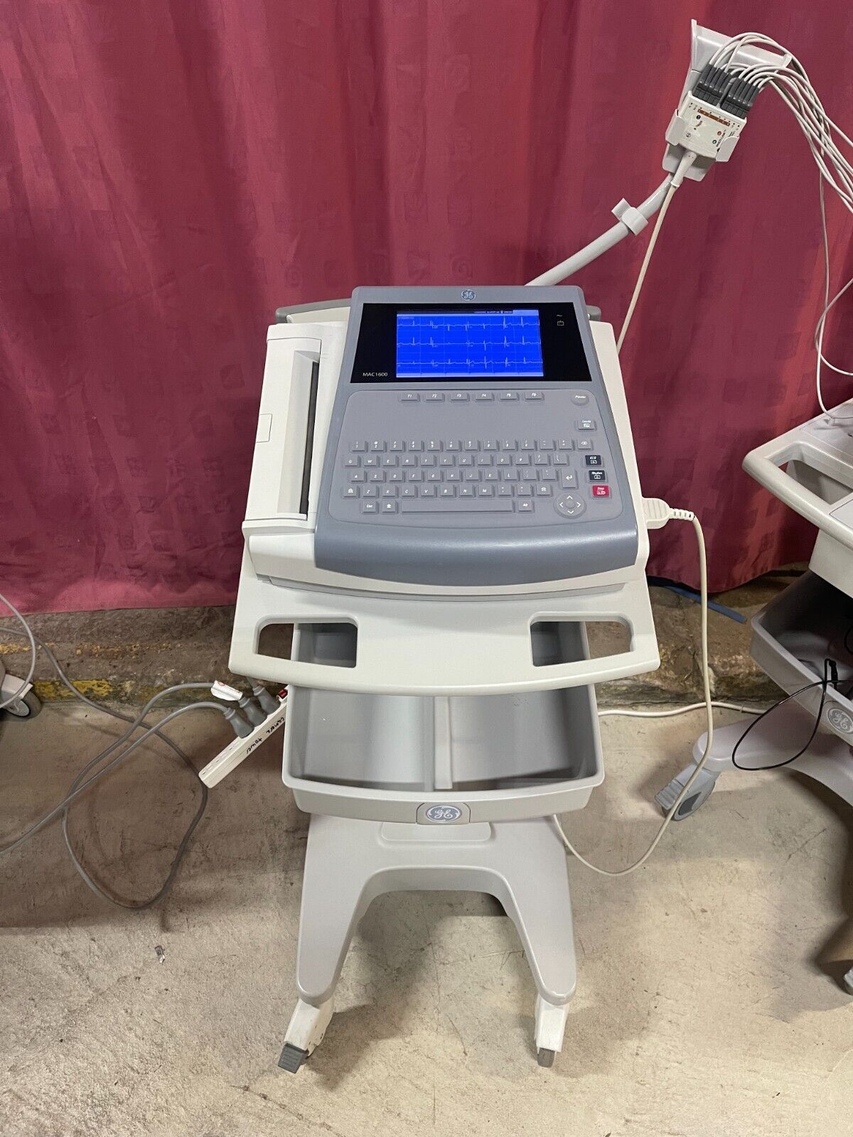 GE MAC 1600 EKC WITH CART AND LEAD CABLES